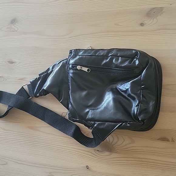 ROOTS🍁 Black Faux Leather Over the Shoulder Bag - Picture 4 of 6